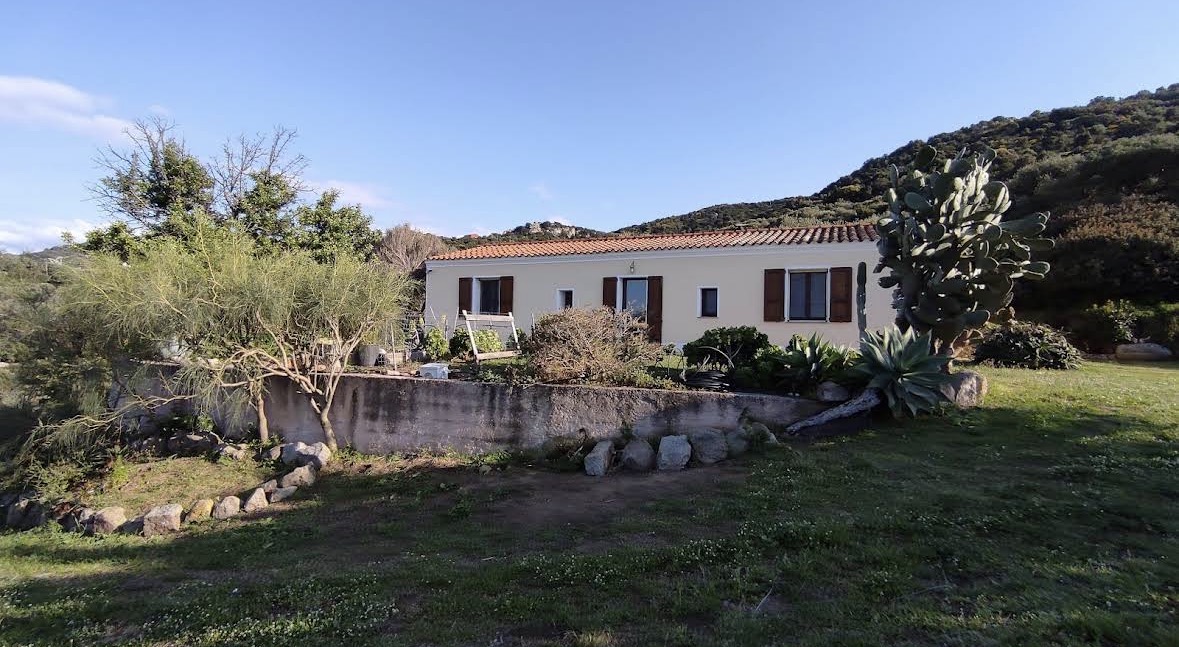 La casa vista dal giardino