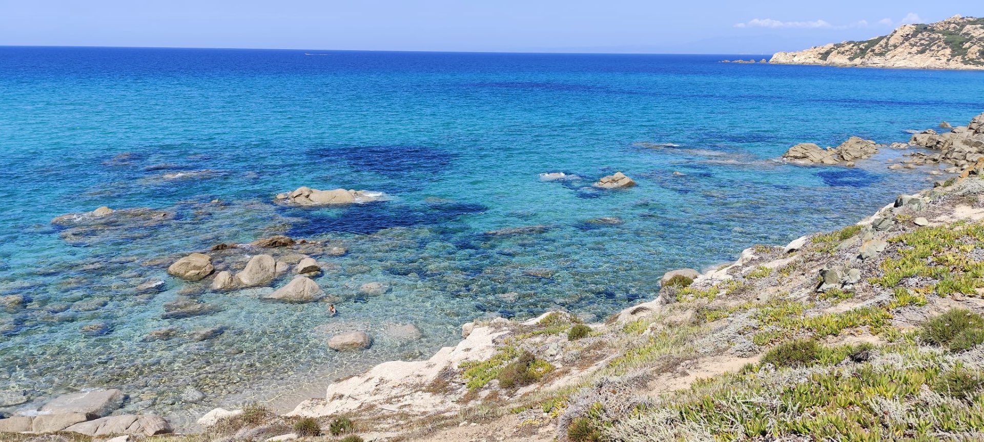 Acque cristalline e scogli di granito a Vignola Mare