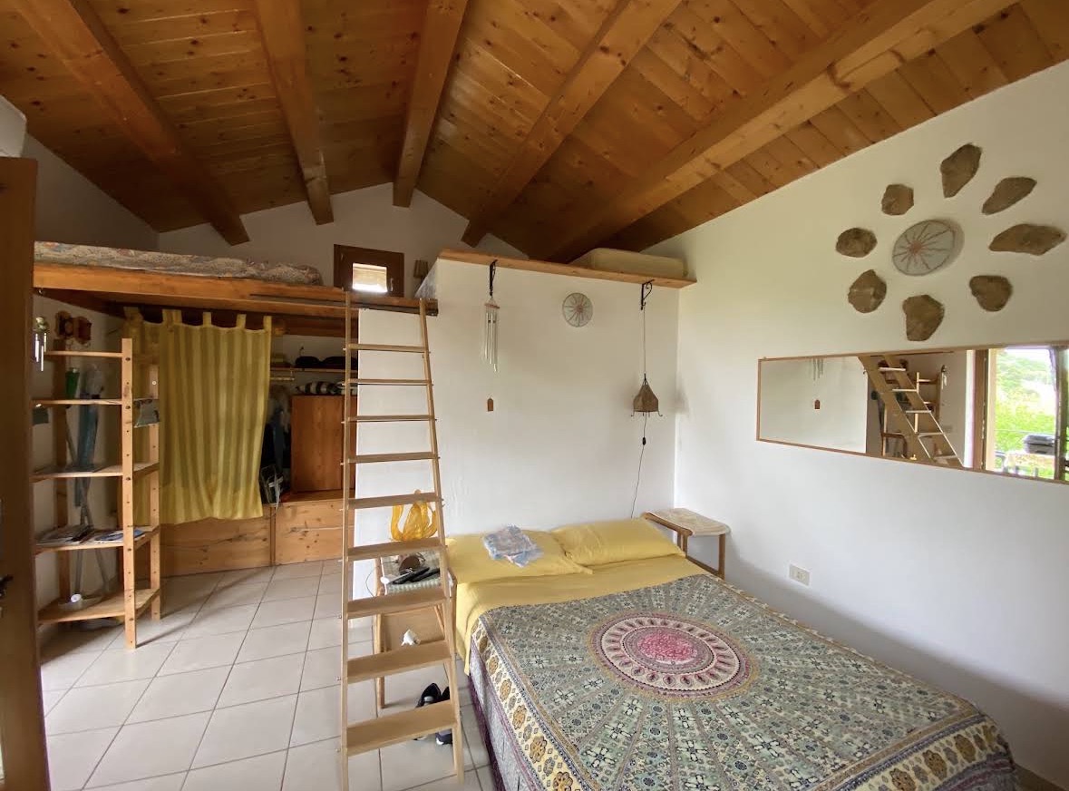 Camera con soffitto in legno