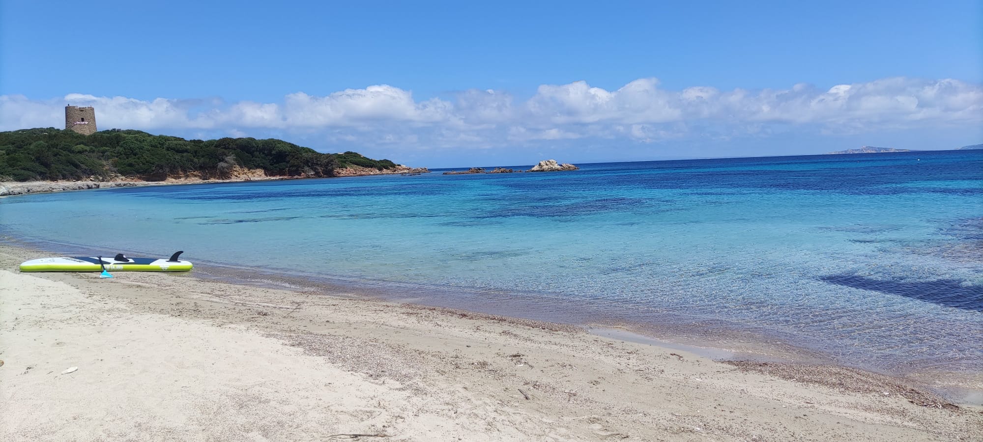 Spiaggia di Rena Majore con la torre aragonese