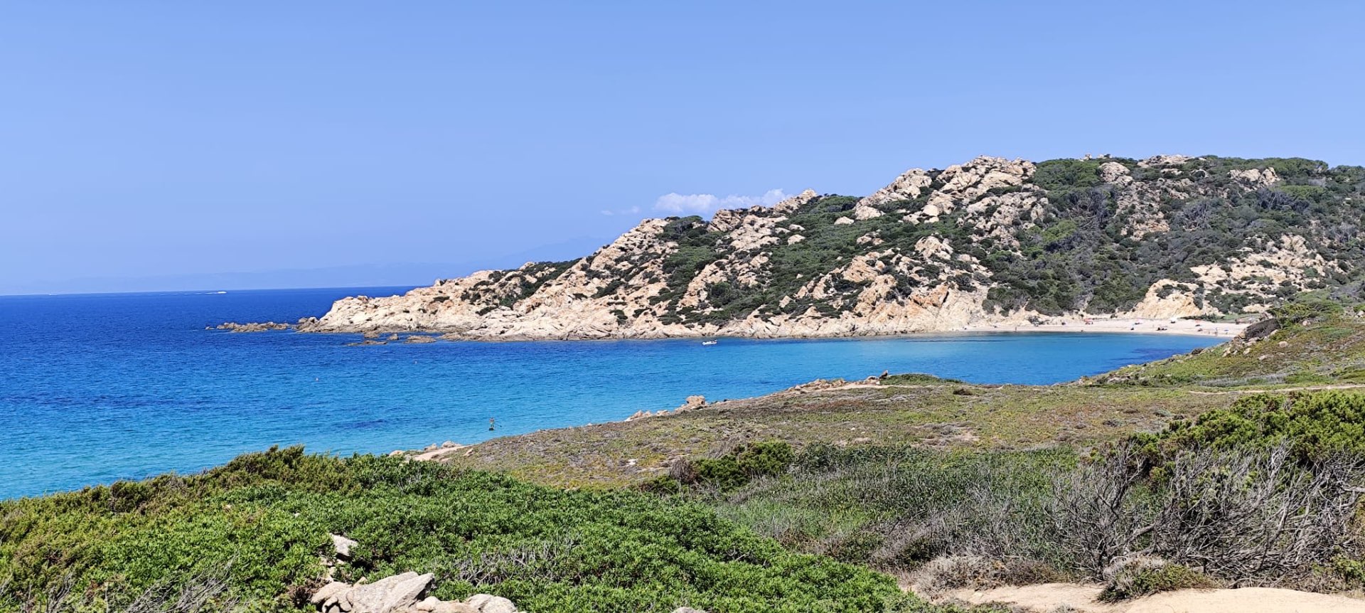 La baia di Monte Russu tra granito e macchia mediterranea