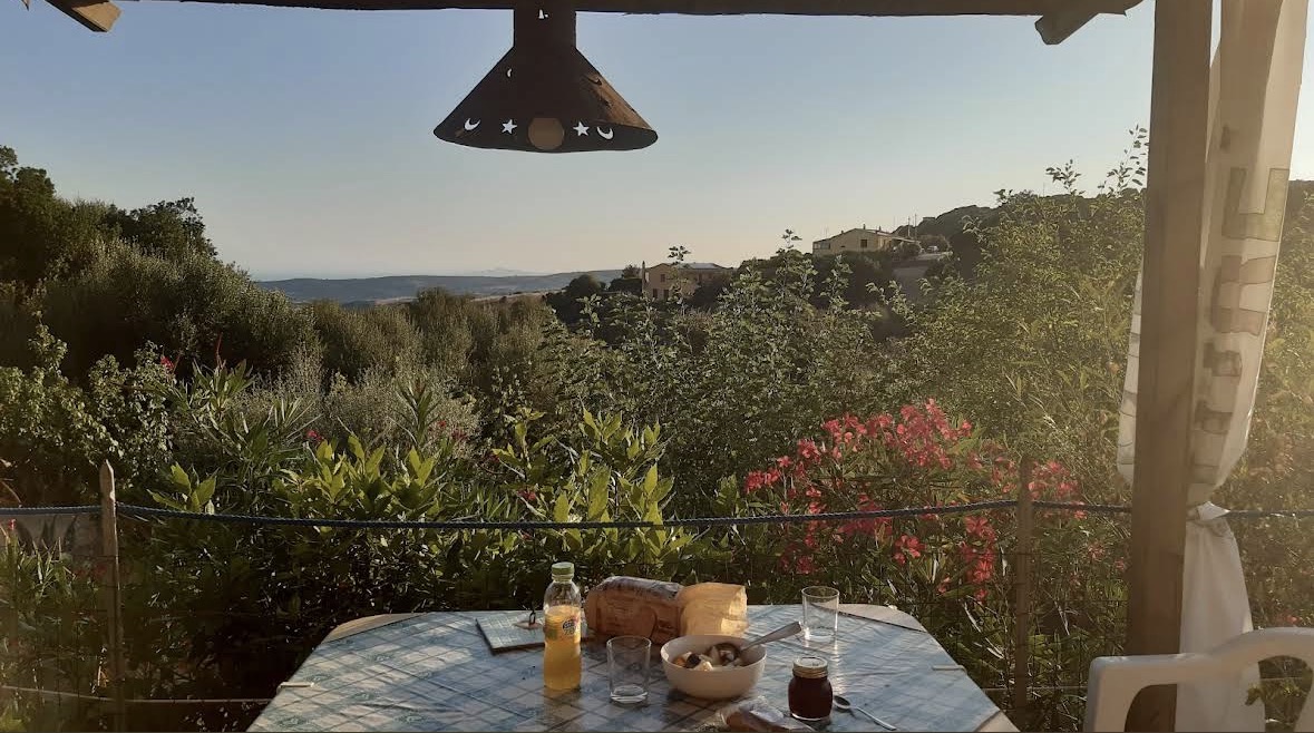 Tavola apparecchiata con vista al tramonto