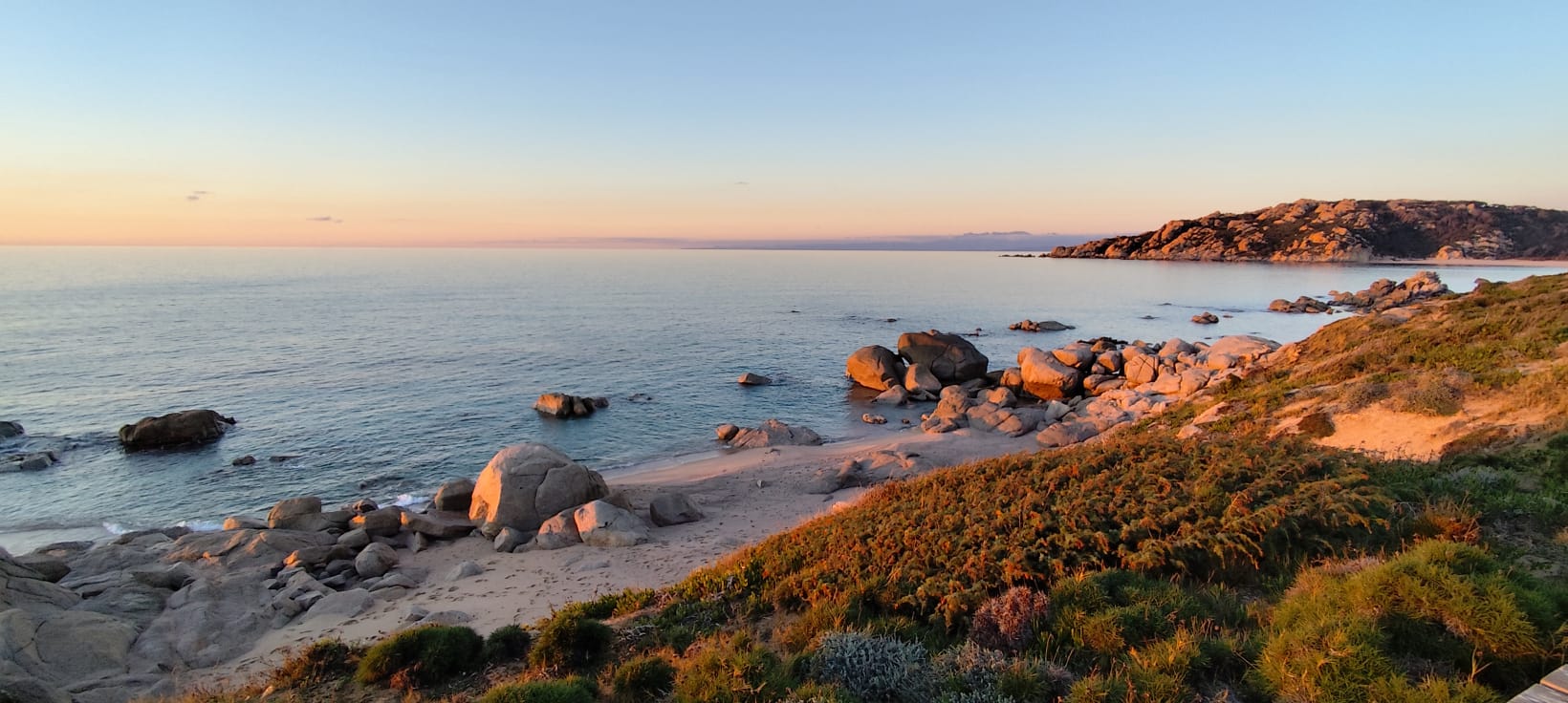 La costa di Vignola Mare e Monte Russu al tramonto, Aglientu